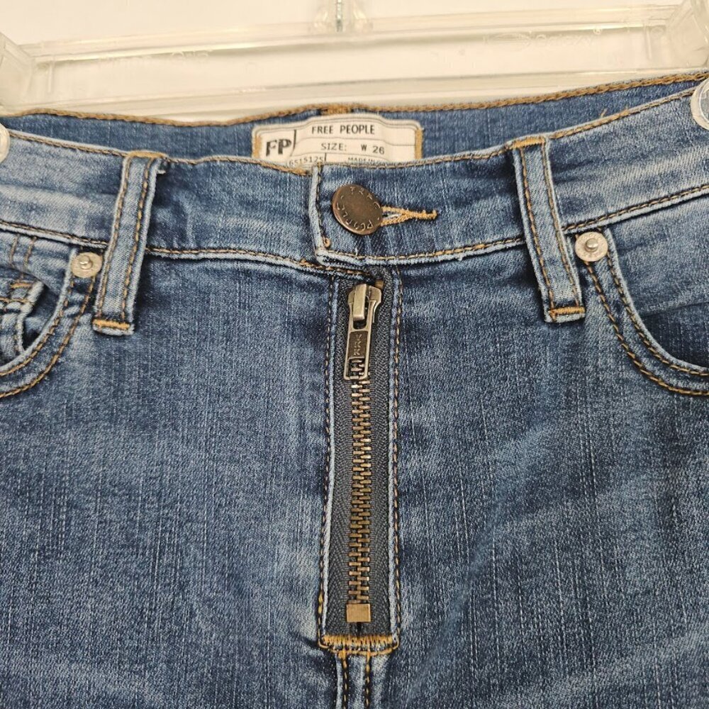 FREE PEOPLE Ankle Skinny Jeans size 26 MEDIUM Wash BLUE Mid Rise Raw Hem Denim - Picture 4 of 7